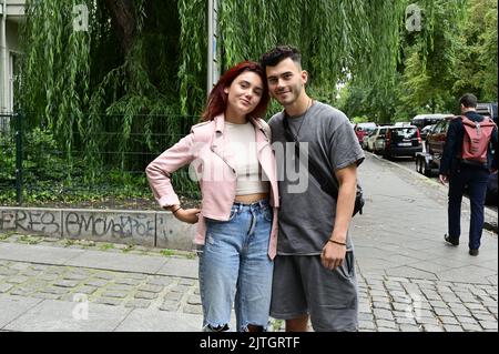 Lidia Santangelo aka Chiara und Jörn Lehmann aka Denny am Set bei Dreharbeiten zur Reality-Daily-Soap `Berlin - Tag und Nacht`am Paul-Lincke-Ufer. Ber Stockfoto